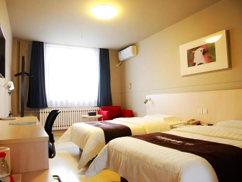 Postel nebo postele na pokoji v ubytování Jinjiang Inn Fuxin Yinbin Street Branch