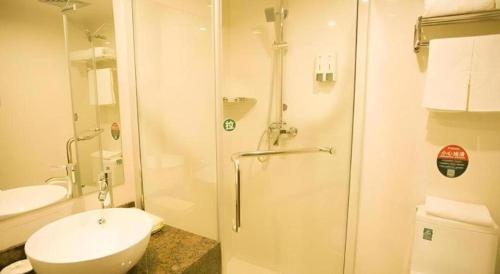 ein Badezimmer mit Dusche, Toilette und Waschbecken in der Unterkunft GreenTree Inn Nanjing Forestry University National Exhibition Center Express Hotel in Nanjing