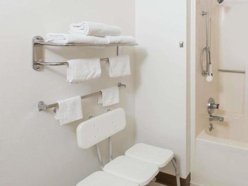 ein Badezimmer mit einem weißen WC und Handtüchern in der Unterkunft Super 8 By Wyndham Wayne in Wayne