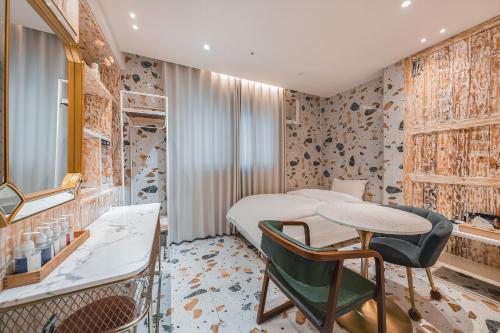 ein Hotelzimmer mit einem Bett und einem Tisch in der Unterkunft Daegu February Hotel Lions Park in Daegu