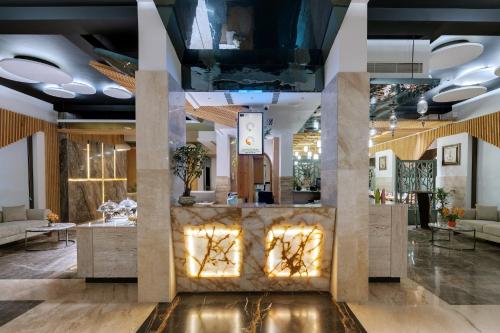 een lobby met banken en een receptie bij Hays AIR By Ahuja Residences - Golf Course Ext Road & Sector 51 in Gurgaon