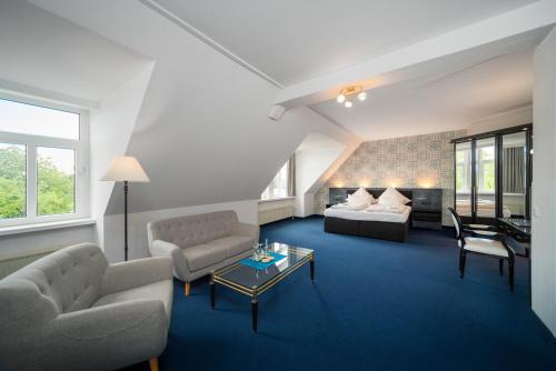 un salon avec deux canapés et une table dans l'établissement Ahauser Landhotel, à Alstätte