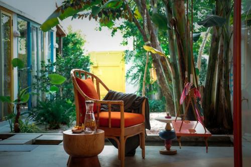 un salon avec une chaise et des plantes dans l'établissement The 37Villa Phan Thiet by 89living, à Phan Thiết