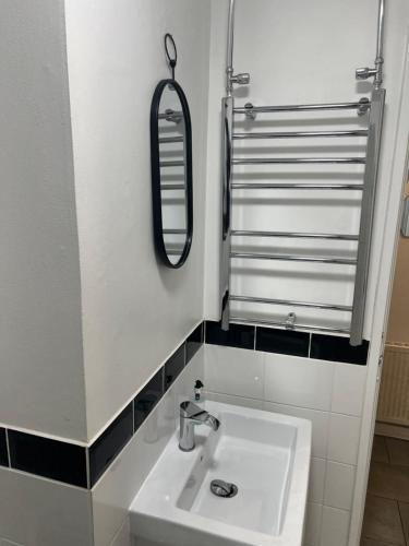 Ένα μπάνιο στο Flamingo Short Lets 4 Bed 4 Bath House Neath Hill