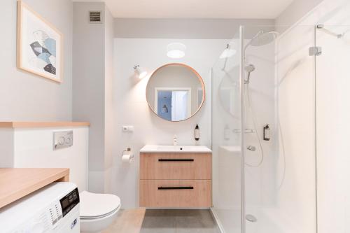 Koupelna v ubytování Apartament pistacjowy z parkingiem