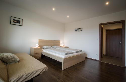 - une chambre avec 2 lits dans l'établissement Apartments Horní Brána, à Český Krumlov