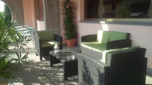 a patio with two chairs and a table with a bottle on it at Hotel Route 9 in Cadeo