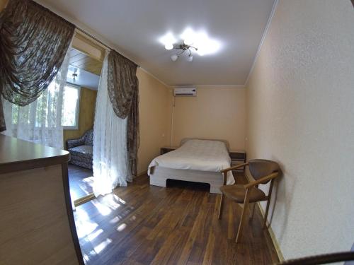 ヴィーンヌィツャにあるOstroz'koho 17の窓のある病室で、ベッドが備わります。