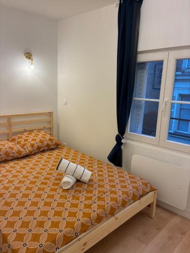 a bedroom with a bed with two towels on it at Appartement Chic 4 personnes - Plein Centre Historique in Angers