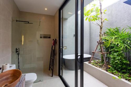 Ένα μπάνιο στο V266 Family Pool Villa Prime Spot Near the Pier