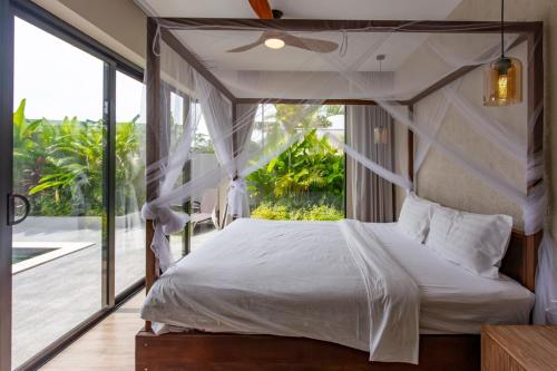 Ένα ή περισσότερα κρεβάτια σε δωμάτιο στο V266 Family Pool Villa Prime Spot Near the Pier