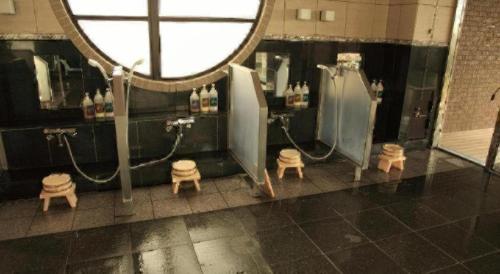 ein Badezimmer mit zwei Ständen und einem Spiegel in der Unterkunft Hotel Saiyou WAKIGAWA in Hirado