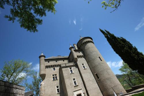 un castillo con un cielo azul en el fondo en Chateau de Lugagnac, en Rivière-sur-Tarn