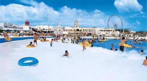 eine Gruppe von Menschen, die in einem Wasserpark im Wasser spielen in der Unterkunft Hotel Shofuen in Miya
