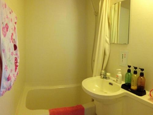 ein Badezimmer mit Waschbecken, Toilette und Badewanne in der Unterkunft Pension Twilight in Nasu-yumoto