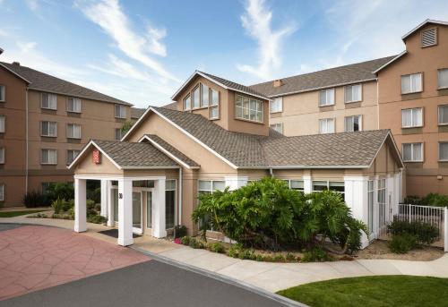 a large apartment building with a driveway at Hilton Garden Inn San Jose/Milpitas in Milpitas