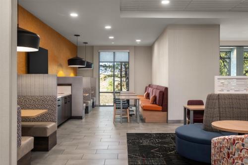 Un lugar para sentarse en Home2 Suites By Hilton Flagstaff