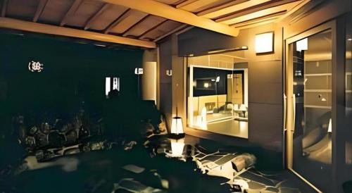 une chambre avec un groupe de personnes assises dans une pièce dans l'établissement Tsukino Sumika Atami Juraku Hotel, à Atami