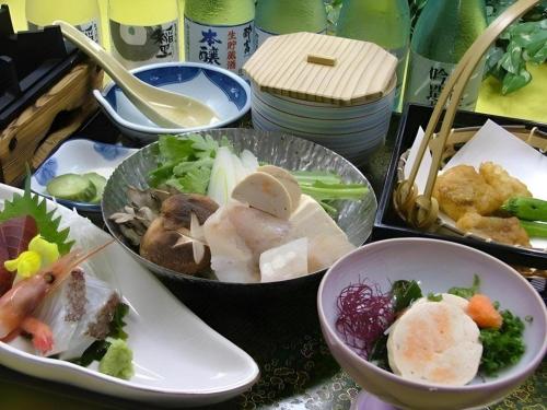 eine Gruppe von Schüsseln mit Lebensmitteln auf einem Tisch in der Unterkunft Mimatsu Hotel in Mito