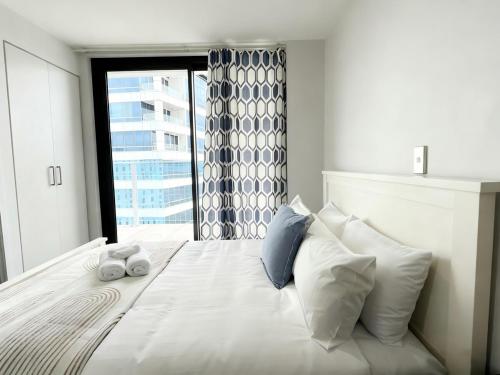 Ένα ή περισσότερα κρεβάτια σε δωμάτιο στο Stylish High-Rise Studio with City Views AKL CBD