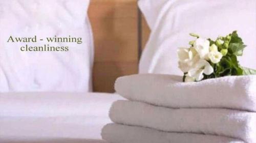 Postel nebo postele na pokoji v ubytování "PopArt AURA" GuestHouse