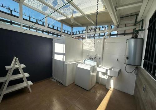 ein großes Badezimmer mit zwei Waschbecken und einem Fenster in der Unterkunft Casa Farah in Sofía