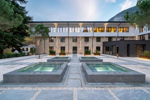 een gebouw met twee zwembaden op een binnenplaats bij Villa Rossa Luxury & Spa Residence in Narechenski Bani