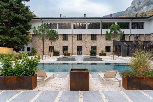 een gebouw met een zwembad ervoor bij Villa Rossa Luxury & Spa Residence in Narechenski Bani