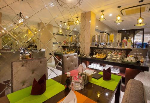 Ambassador Hanoi Hotel & Travel tesisinde bir restoran veya yemek mekanı