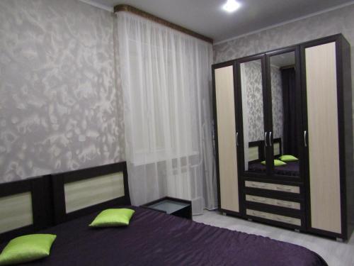 Una cama o camas en una habitación de Apartments on Montazhnikov 55