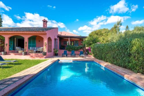 Villa in Marbella with Private Pool & Panoramic Mountain Views