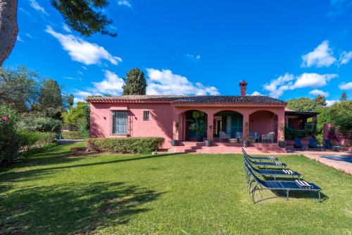 Villa in Marbella with Private Pool & Panoramic Mountain Views