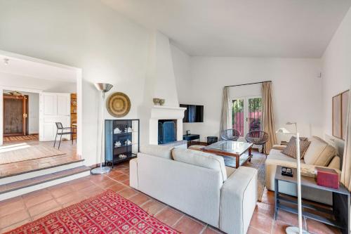Villa in Marbella with Private Pool & Panoramic Mountain Views