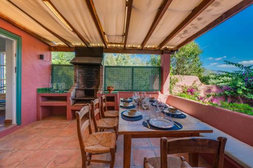 Villa in Marbella with Private Pool & Panoramic Mountain Views