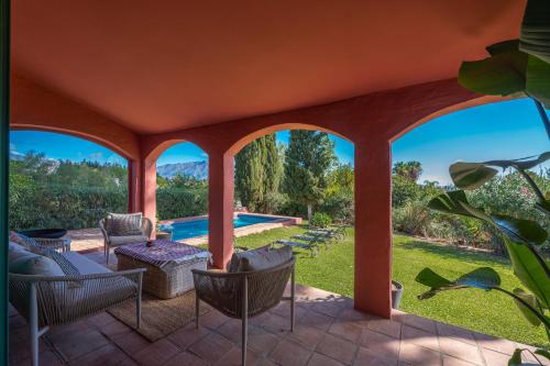 Villa in Marbella with Private Pool & Panoramic Mountain Views