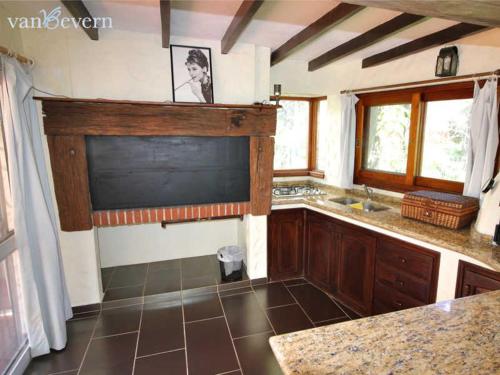 PURA VIDA - Amazing Villa with 4 bedrooms for up to 11 guests close to beach في بونتا دل إستي: مطبخ كبير مع حوض ومكتب