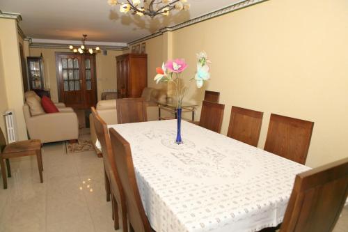 a dining room with a table with a vase of flowers on it at Hotel Santa Cruz in Montaos