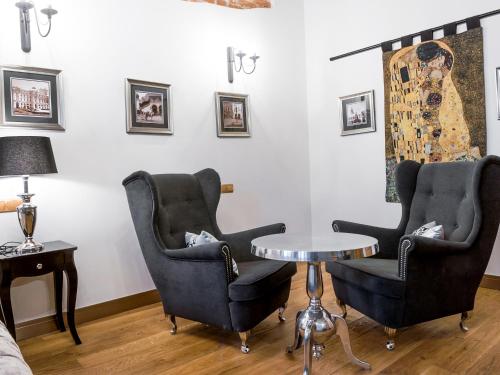 two chairs and a table in a living room at Leonardo 2 in Kraków