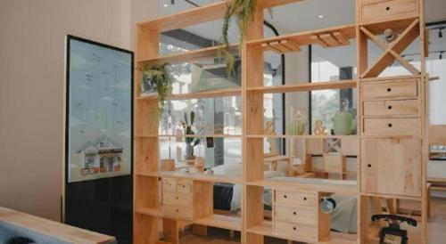 einem Holzschrank mit Glastüren in einem Zimmer in der Unterkunft Bilik-Bilik by MUO in Seremban