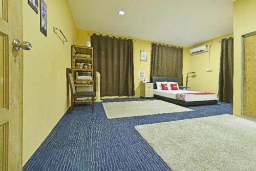 a living room with a bed and a couch at OYO 90535 Wakaf Bharu Inn in Wakaf Baharu