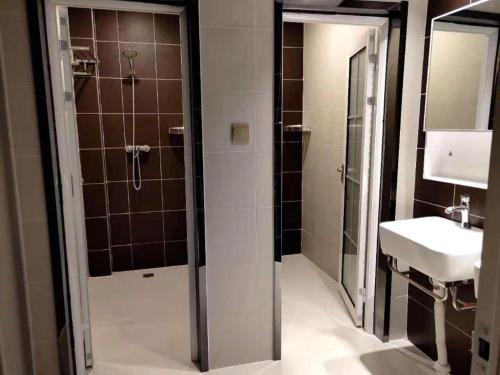 a bathroom with a shower and a sink at Shell Hotel Yinchuan Xingqing District Yuhuangge Street in Yinchuan