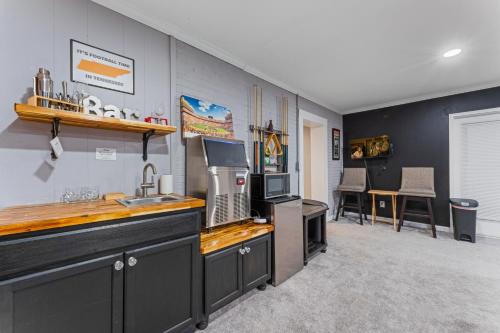 Kuchyň nebo kuchyňský kout v ubytování KnoxHaven - 5 Min UT - Hot Tub - Firepit - Theater - Games