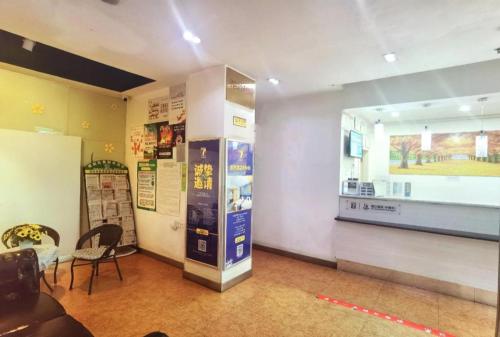 Kuchyň nebo kuchyňský kout v ubytování 7 Days Inn Guiyang Qianlingshan Park Beijing Road Metro Station