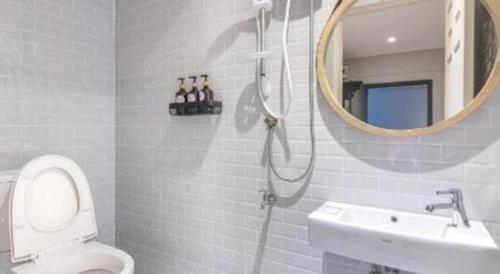 Ένα μπάνιο στο Rueangrat Hotel