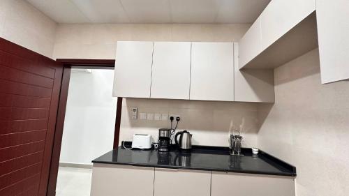 Η κουζίνα ή μικρή κουζίνα στο Kayan 1 bhk ~ 10 mins from everywhere in Muscat