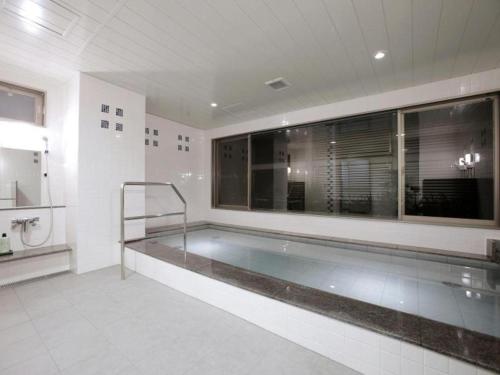 a bathroom with a swimming pool in a house at Hotel Sunoak Kashiwanoha in Funato