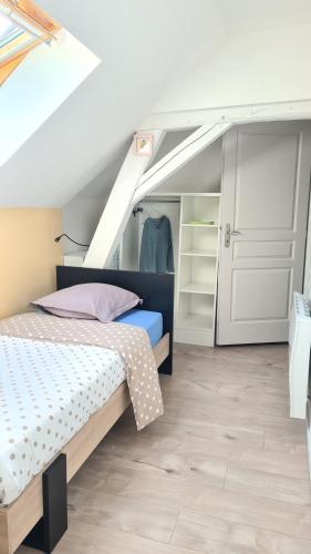 a bedroom with a bed and a attic at Gîte Bambou, Beauval Zoo in Seigy