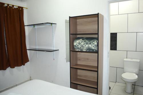 baño pequeño con aseo y estanterías en Lize Hotel Rodoviária, en Campinas