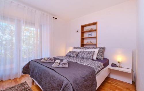 um quarto com uma cama com sapatos em Melone Apartman 3 Senj by Villas Guide em Sveti Juraj