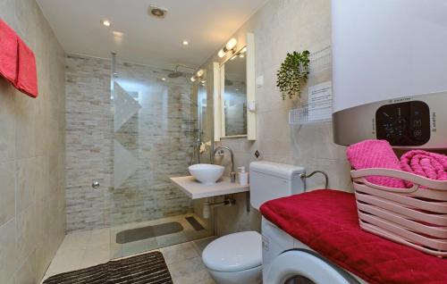 um banheiro com vaso sanitário e pia em Melone Apartman 3 Senj by Villas Guide em Sveti Juraj